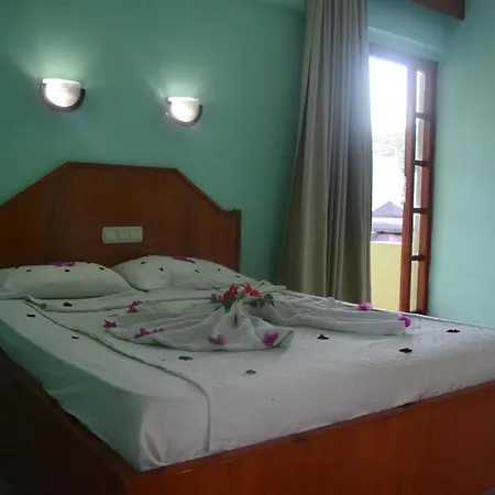 Ares Hotel *